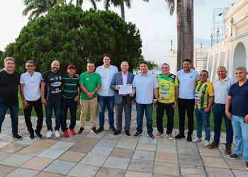 Clubes cobram cumprimento de promessa e denunciam uso político do futebol pelo governo