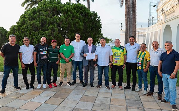 Clubes cobram cumprimento de promessa e denunciam uso político do futebol pelo governo