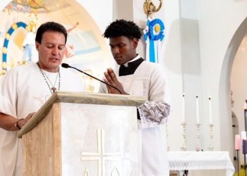 Felipe Camarão renova tradição e participa da Hora da Graça Universal no Anil