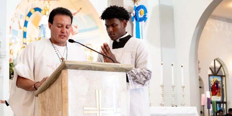 Felipe Camarão renova tradição e participa da Hora da Graça Universal no Anil