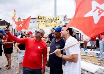 Silêncio dos adversários contrasta com presença de Felipe Camarão em manifestação democrática no Maranhão