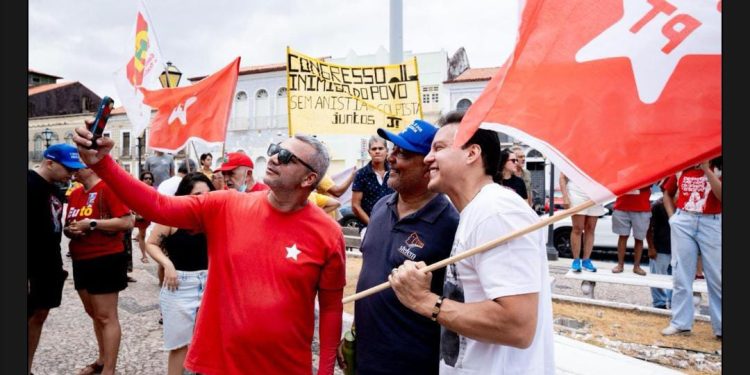 Silêncio dos adversários contrasta com presença de Felipe Camarão em manifestação democrática no Maranhão