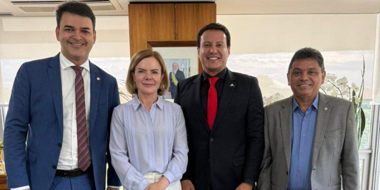 Vice-governador Felipe Camarão nega mudança de partido e diz que seguirá no PT