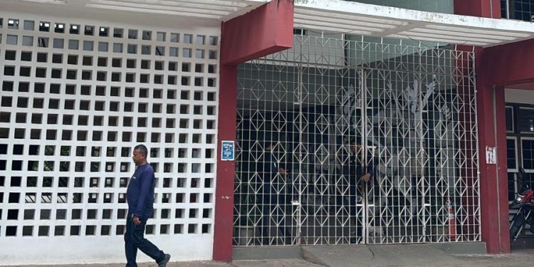 Entre o medo e a revolta: fechamento da Reitoria revela universidade à beira de nova crise