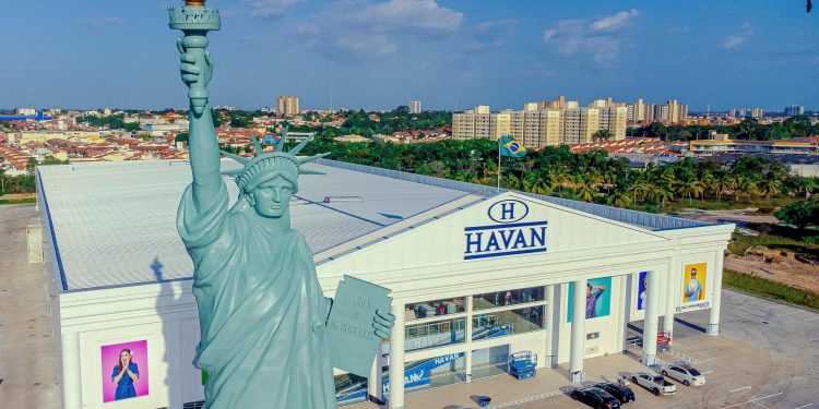 Justiça decidirá destino de réplica da Estátua da Liberdade instalada por rede varejista