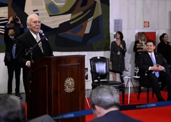 Sarney relança clássicos literários em noite prestigiada no Congresso Nacional