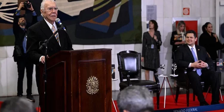 Sarney relança clássicos literários em noite prestigiada no Congresso Nacional