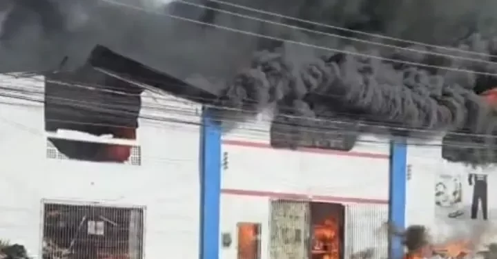 Incêndio em galpão industrial provoca destruição e altera trânsito na MA-203