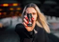 Nova lei regulamenta porte de spray de pimenta por mulheres e impõe critérios rigorosos