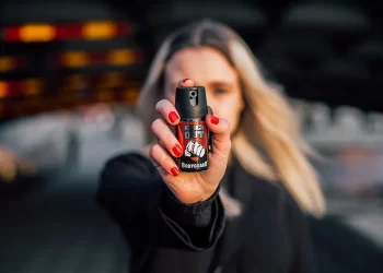 Nova lei regulamenta porte de spray de pimenta por mulheres e impõe critérios rigorosos