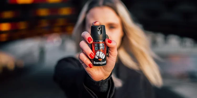 Nova lei regulamenta porte de spray de pimenta por mulheres e impõe critérios rigorosos