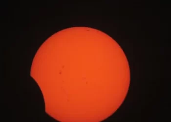Eclipse lunar parcial será atração no céu brasileiro entre quinta e sexta