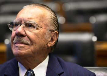 Ex-presidente José Sarney permanece estável após internação por pneumonia