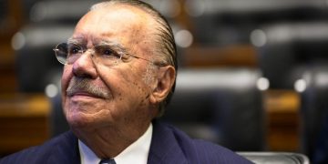 Ex-presidente José Sarney permanece estável após internação por pneumonia