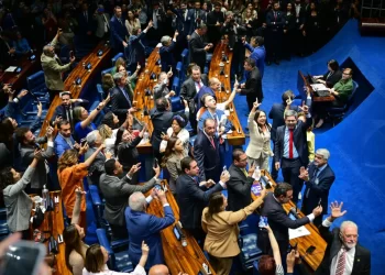 PEC do fim da escala 6×1 é aprovada por 75 senadores e segue para promulgação