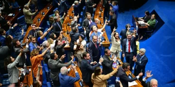 PEC do fim da escala 6×1 é aprovada por 75 senadores e segue para promulgação