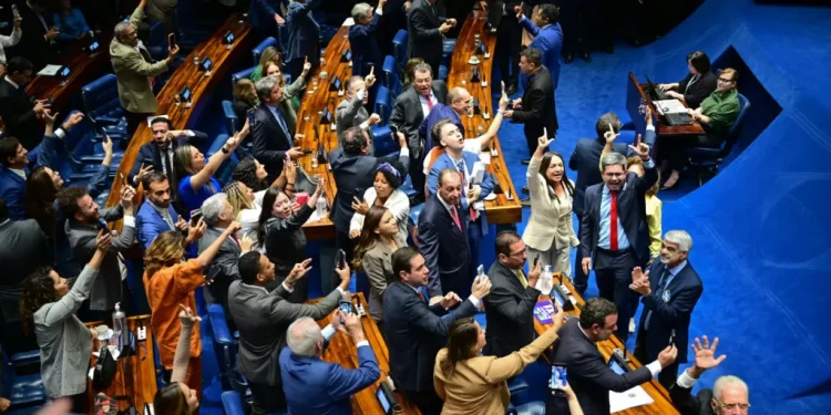 PEC do fim da escala 6×1 é aprovada por 75 senadores e segue para promulgação