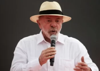 Em São Luís, Lula sobe o tom contra Flávio Bolsonaro e desafia rival a revelar movimentações financeiras