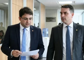 Aliado de Flávio Bolsonaro entra na mira do STF e tem até R$ 6 bilhões bloqueados por ordem de Moraes