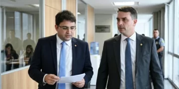 Aliado de Flávio Bolsonaro entra na mira do STF e tem até R$ 6 bilhões bloqueados por ordem de Moraes